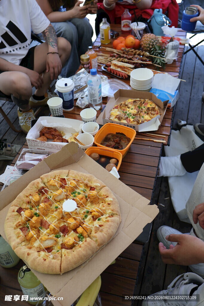 欢乐聚餐中的美味披萨