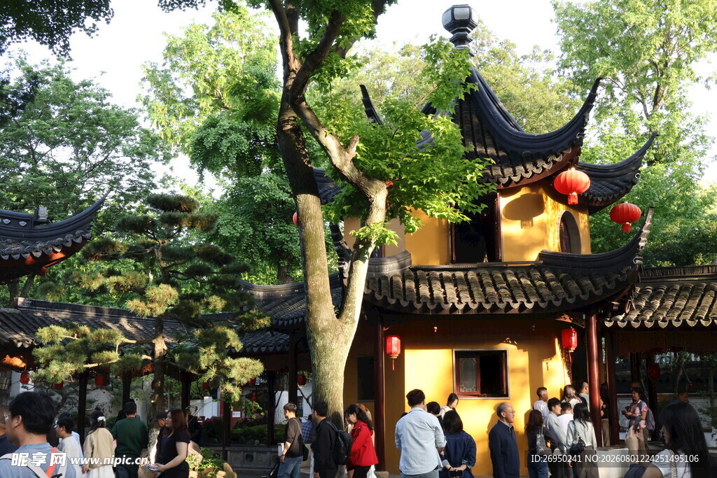 古建前的热闹景象