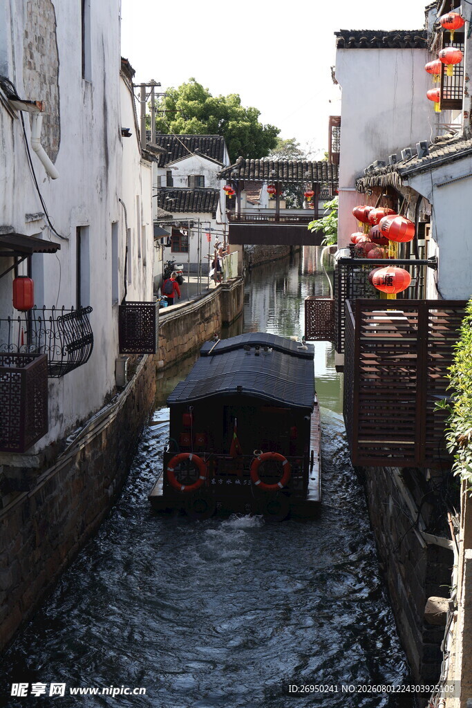 江南水乡小船穿行景象