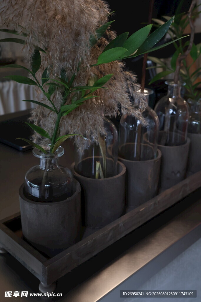 木质托盘上的花瓶绿植组合