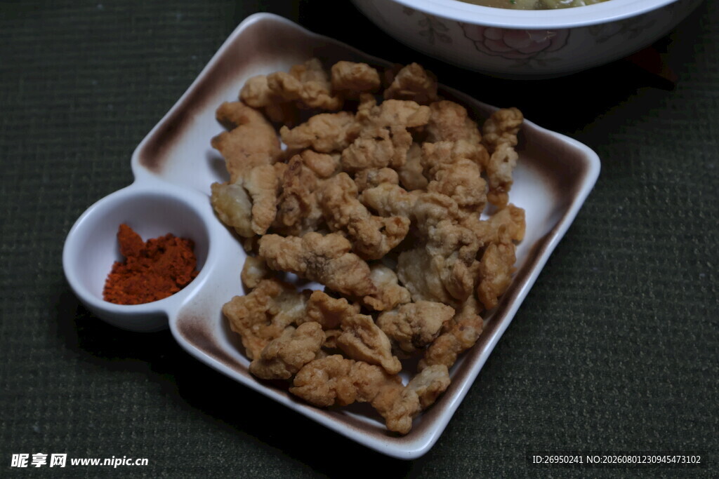 美味炸鸡配蘸料