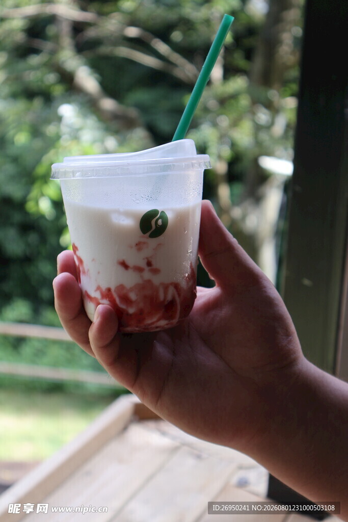 手持美味草莓奶昔饮品