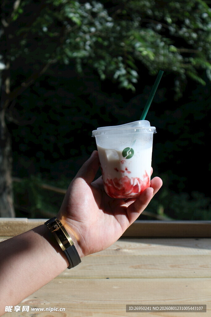 手持草莓饮品清新一刻