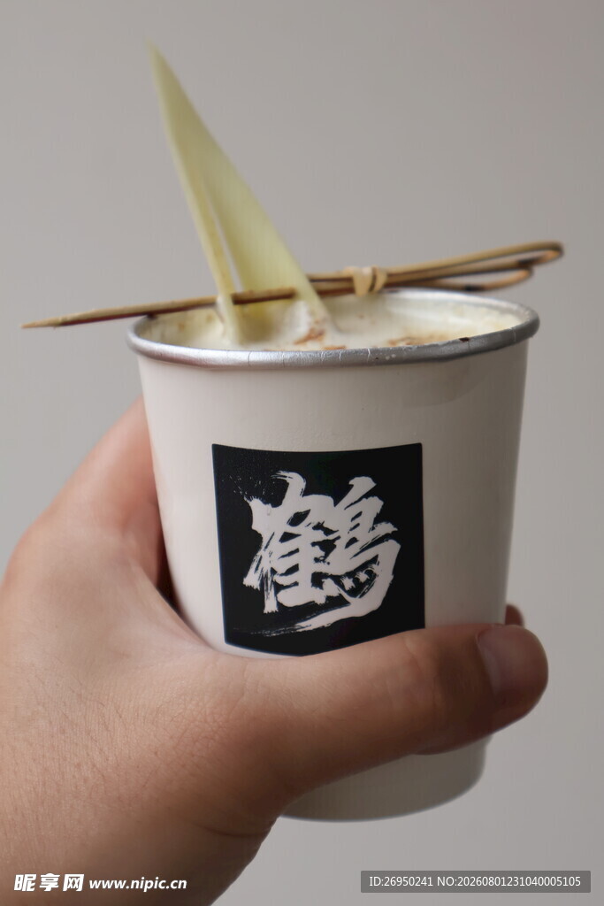 手持装饮品的特色纸杯