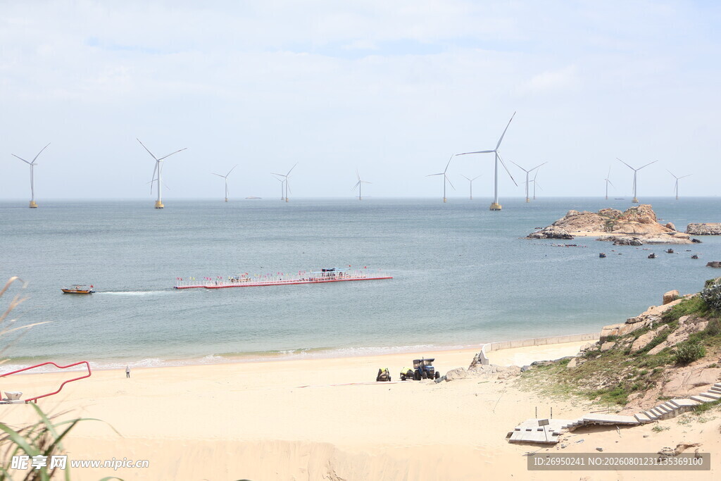 海滨沙滩风光与海上风车