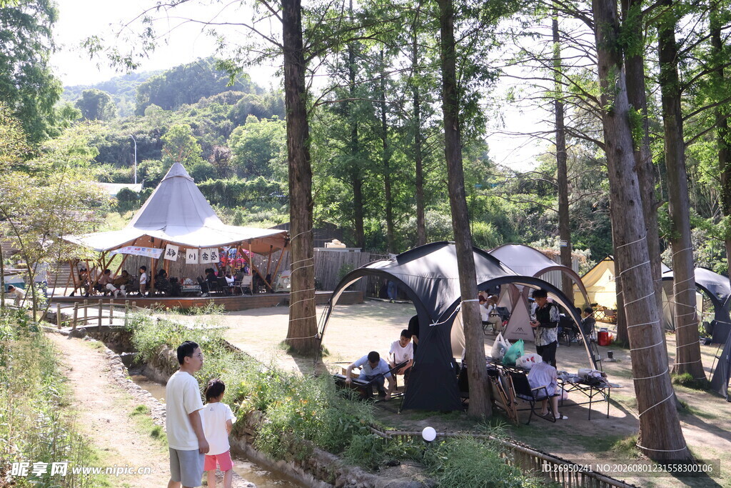 山林间的户外露营场景