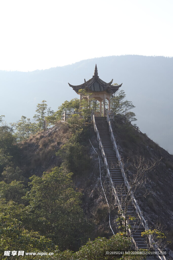 山顶古亭与蜿蜒索道