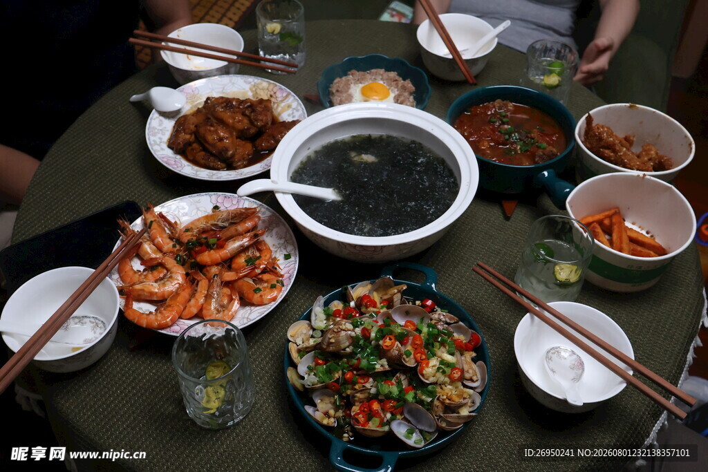 丰盛中式聚餐美食场景