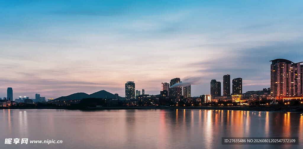湖畔城市黄昏美景