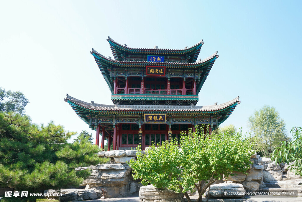 中式古亭绿树环绕景致美