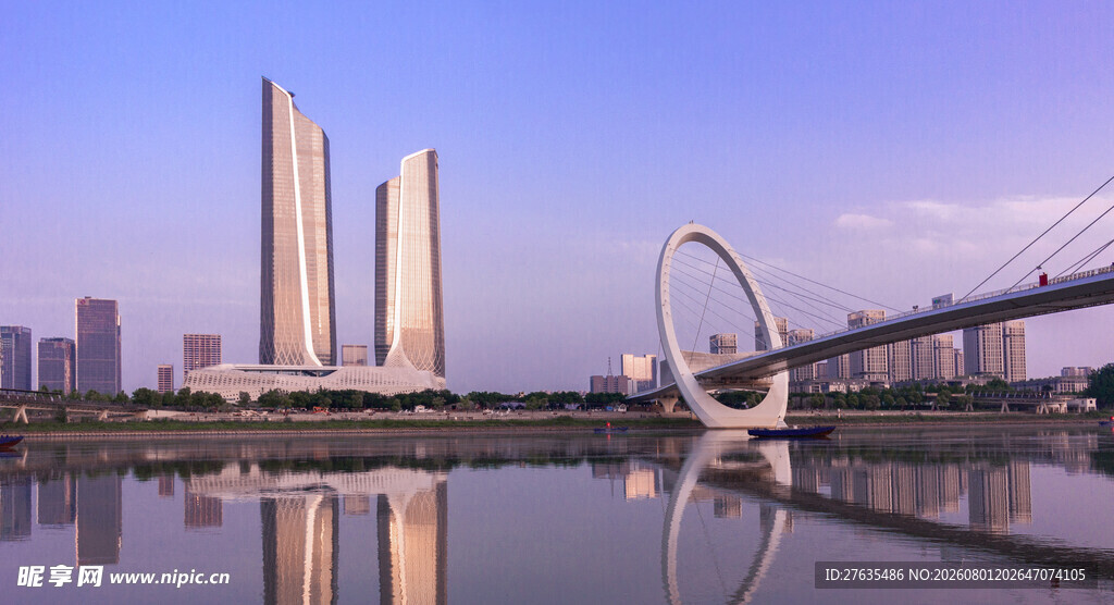 城市河畔地标建筑美景