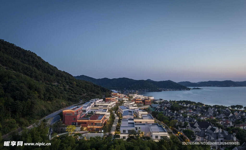湖畔山城风光