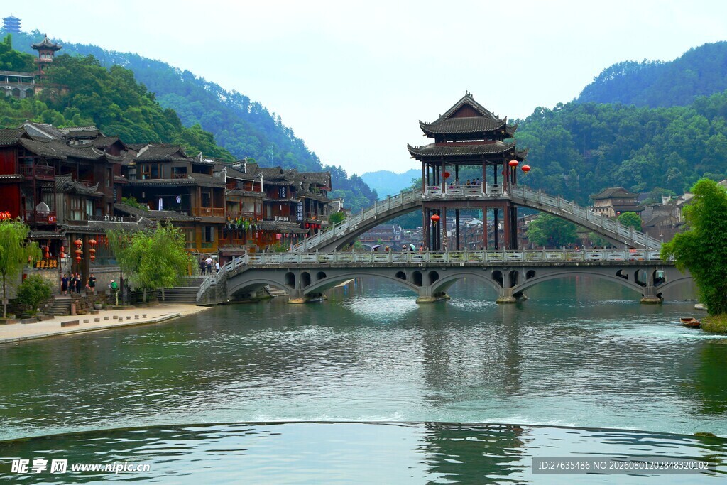 古桥横卧山水间的美丽景致