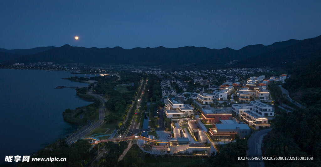 夜幕下的湖畔城镇美景