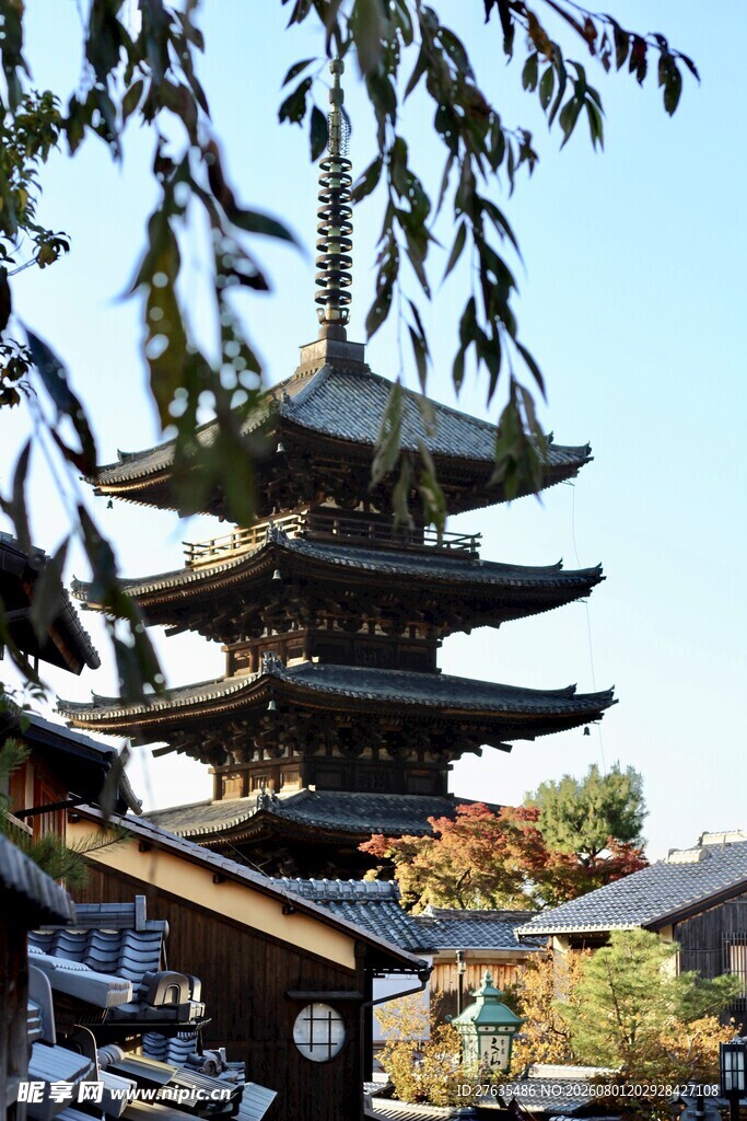 日式古塔掩映于枝叶间
