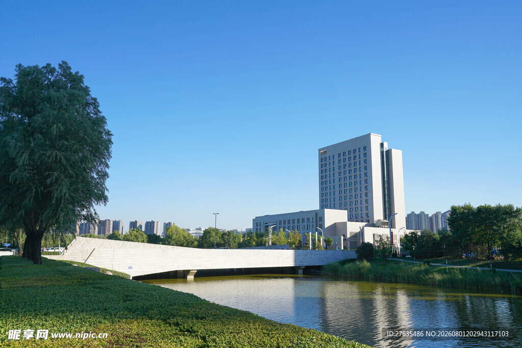 城市河畔风光