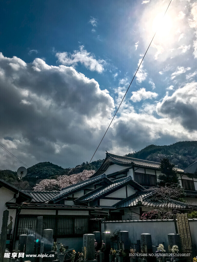 日式建筑下的明媚风光