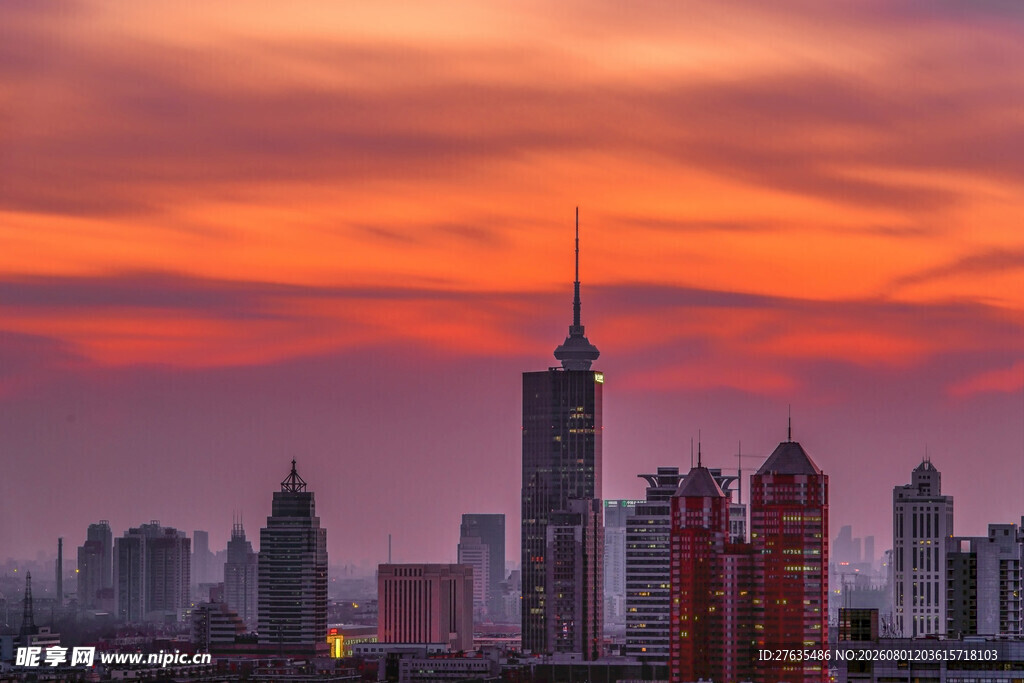 城市晚霞中的摩天大楼景观