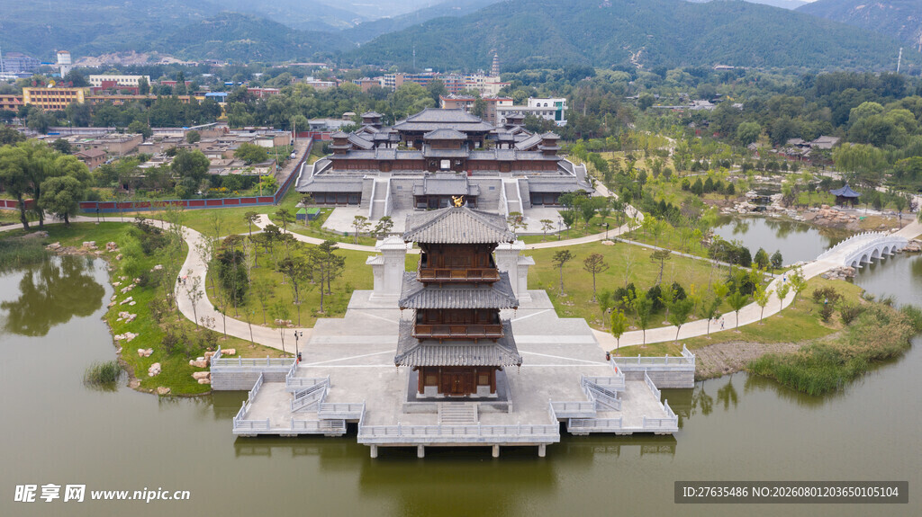 湖畔古建楼阁风景图