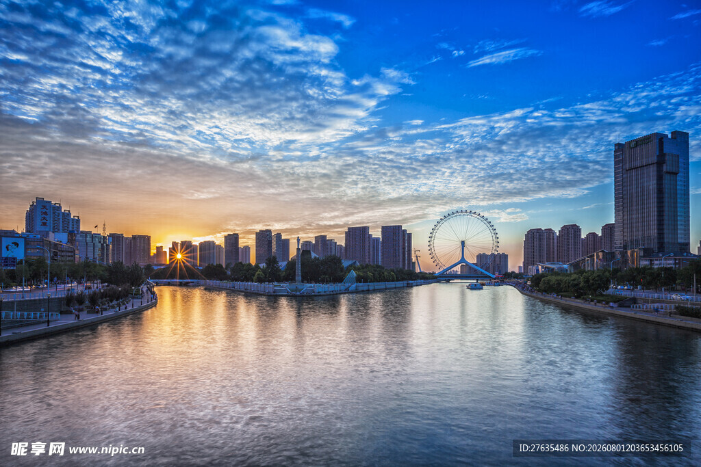 城市河畔的绝美日落景观