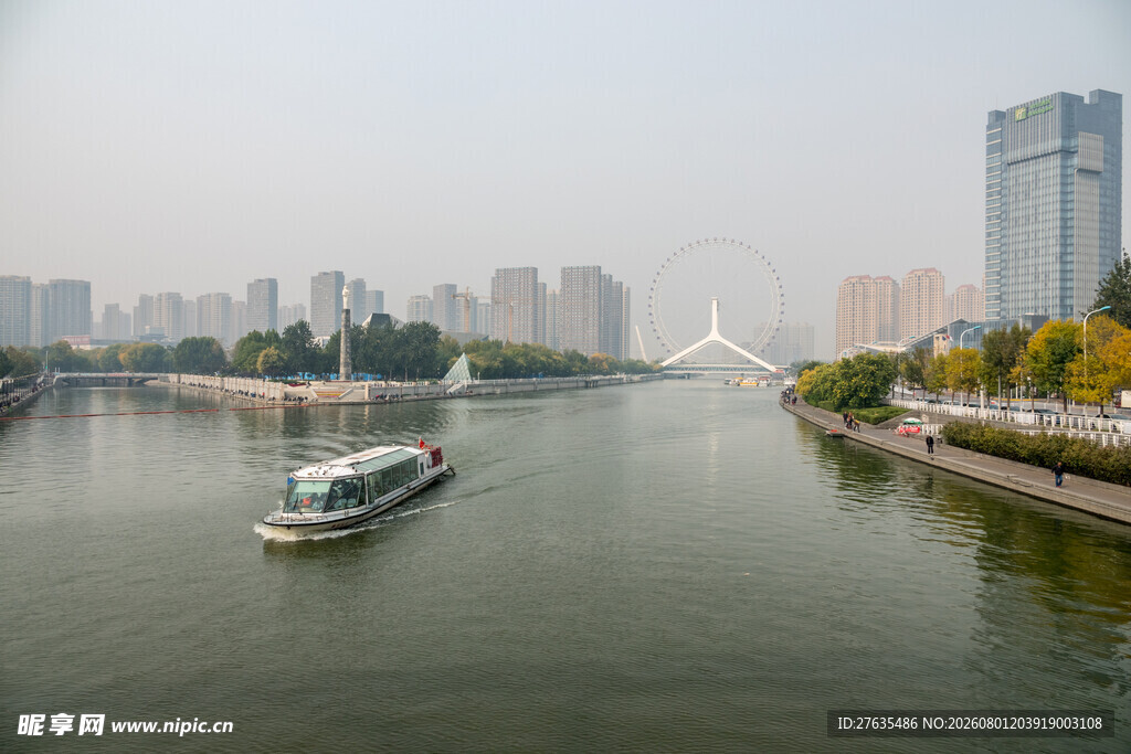 城市河畔游船风景