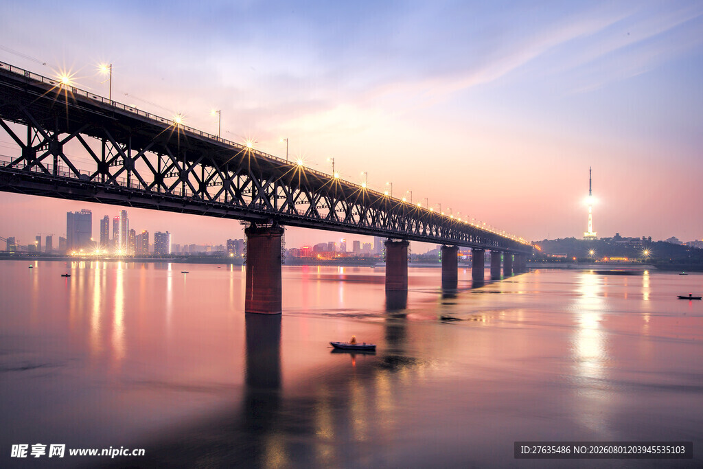 黄昏下的跨江大桥美景