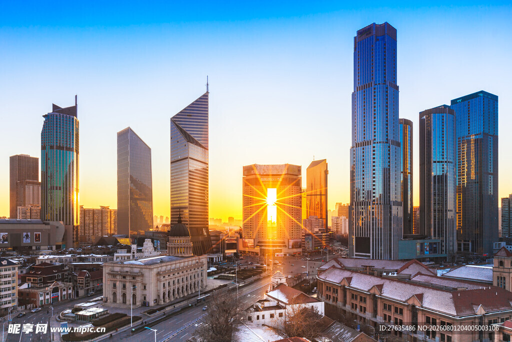 夕阳下的繁华都市天际线
