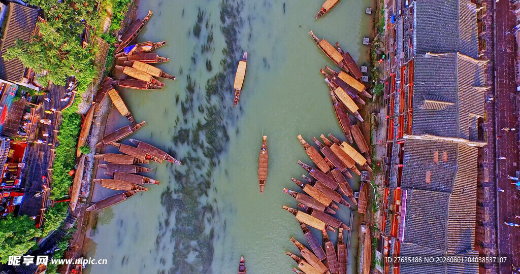 俯瞰水上船只与岸边建筑