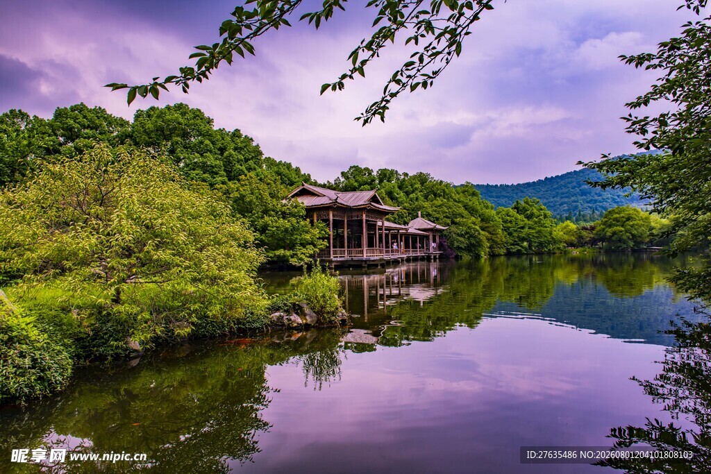 湖畔幽居自然静谧之景
