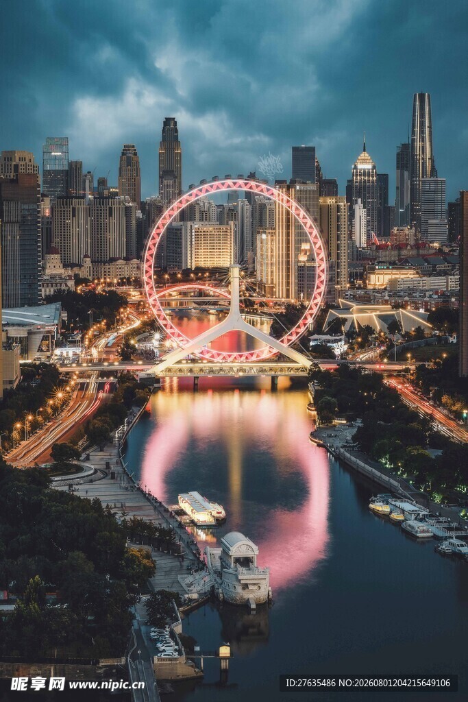 城市夜景中的璀璨摩天轮