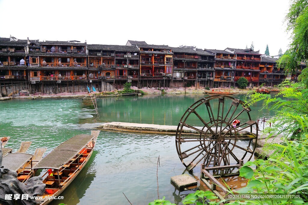 湘西凤凰古城河畔水车景