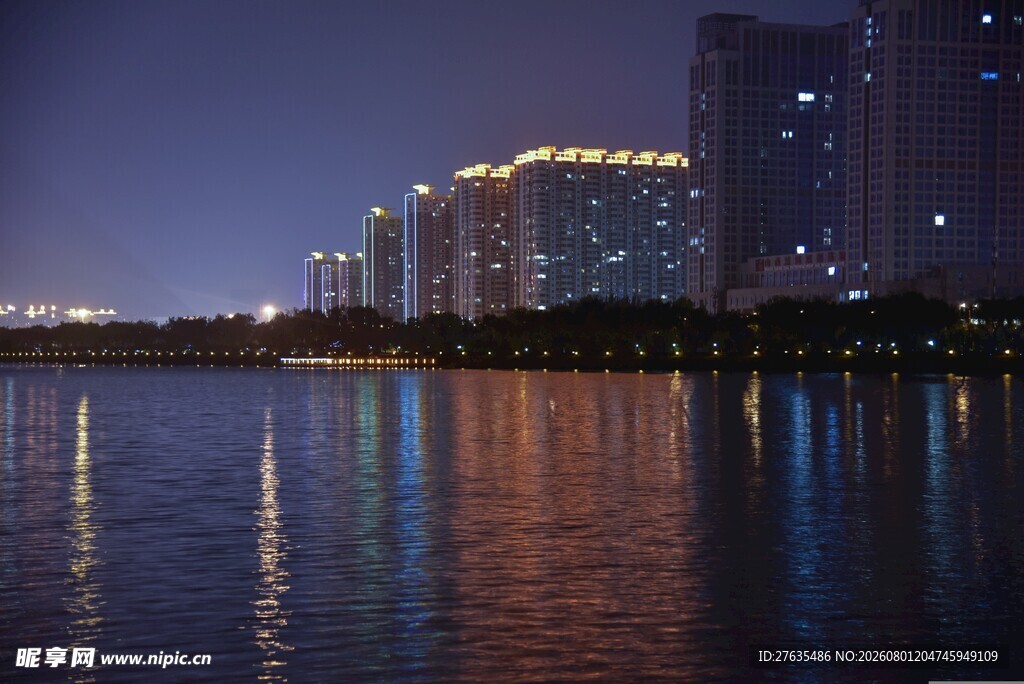 城市湖畔夜景