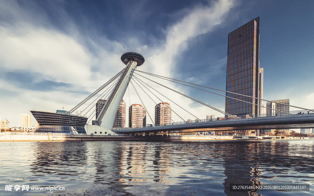 现代桥梁与城市天际线景观