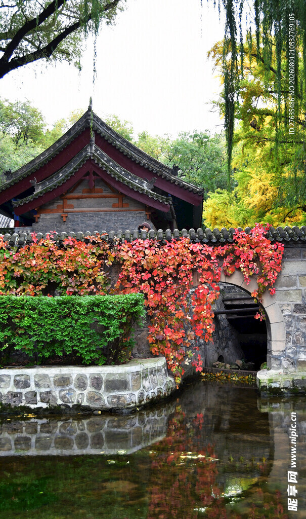 古亭秋景红叶碧水相映