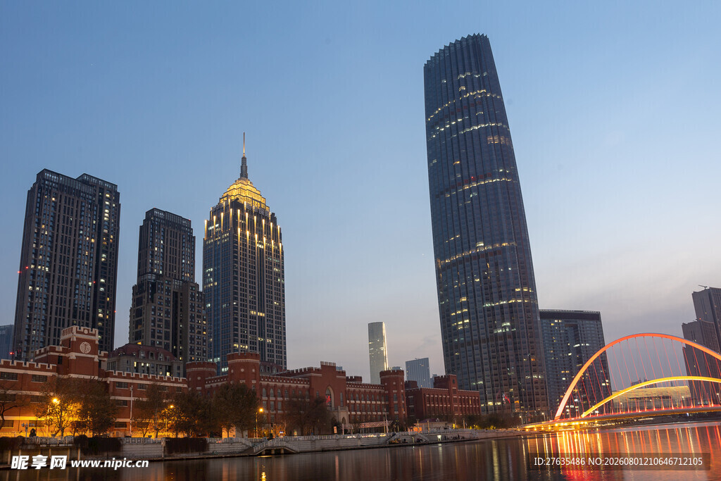 城市夜景中的摩天大楼与桥梁
