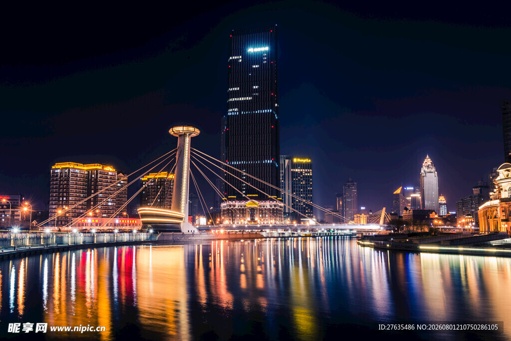 城市夜景中的桥梁与璀璨灯火
