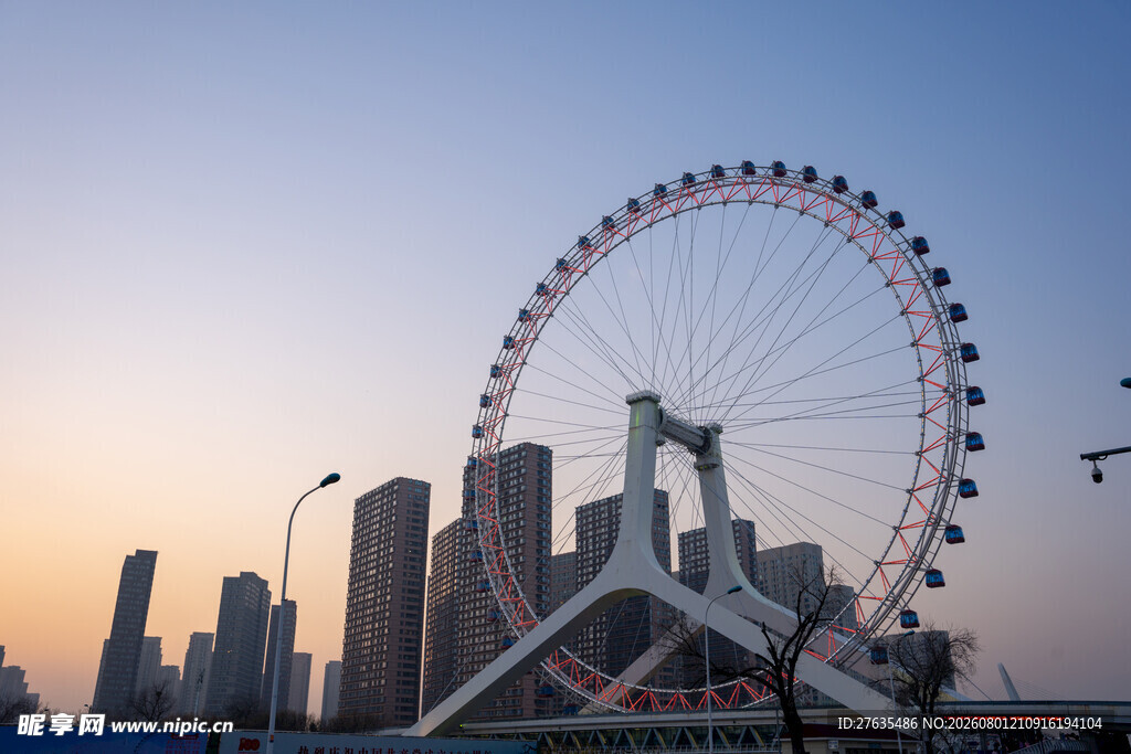 黄昏下的城市摩天轮景观