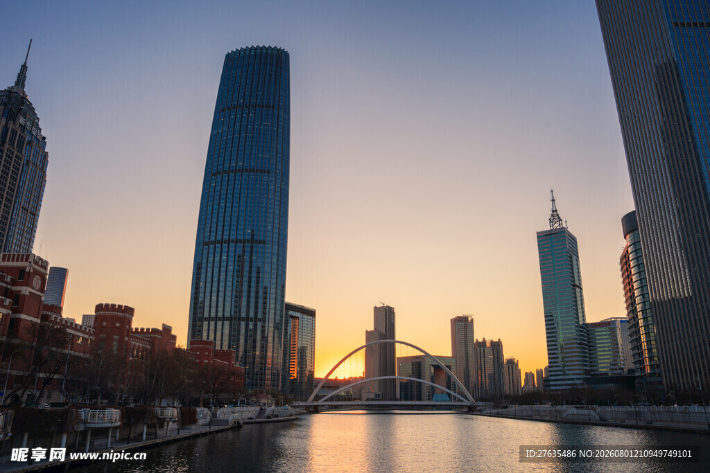 河畔都市黄昏摩天楼景观