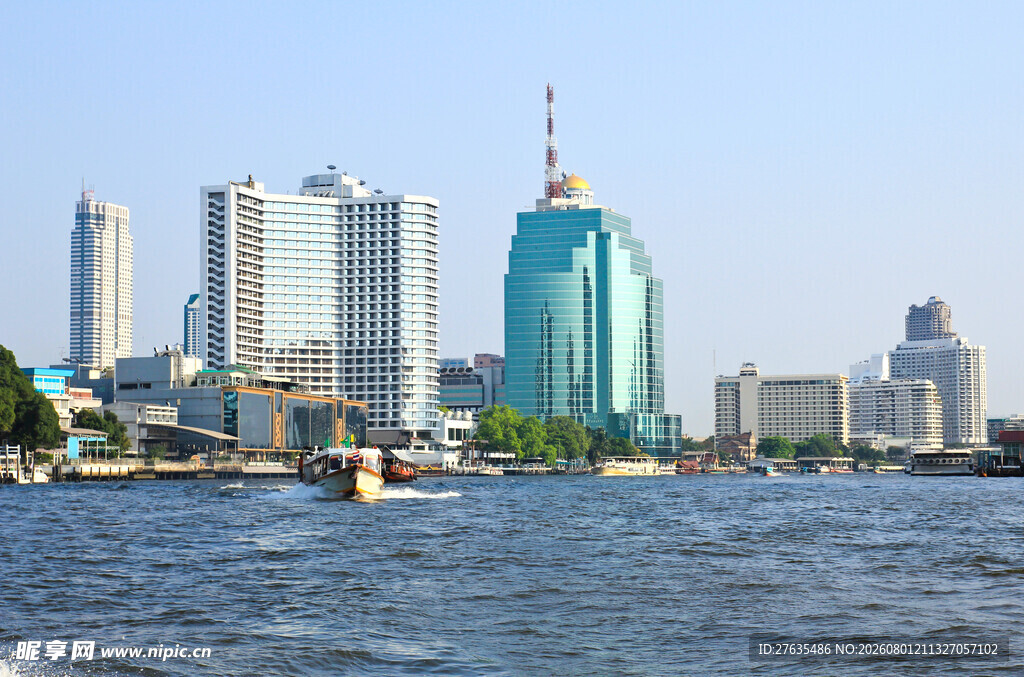 河畔城市天际线景观