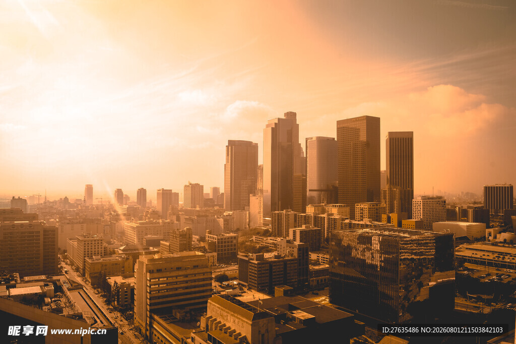 夕阳下的繁华都市景观