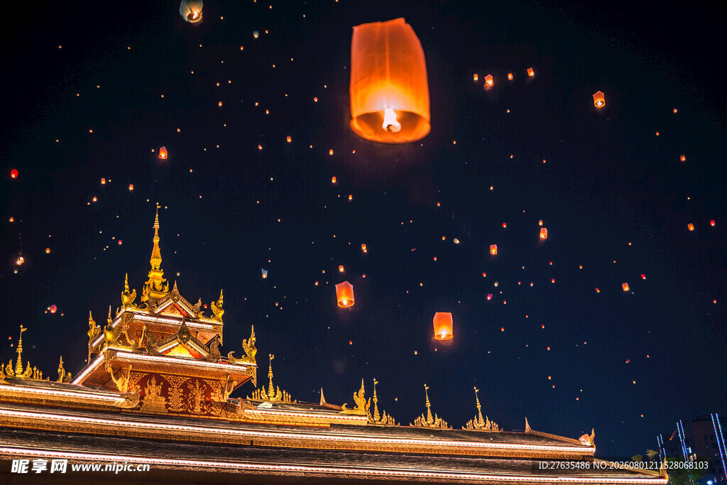 夜空下的寺庙与祈福天灯