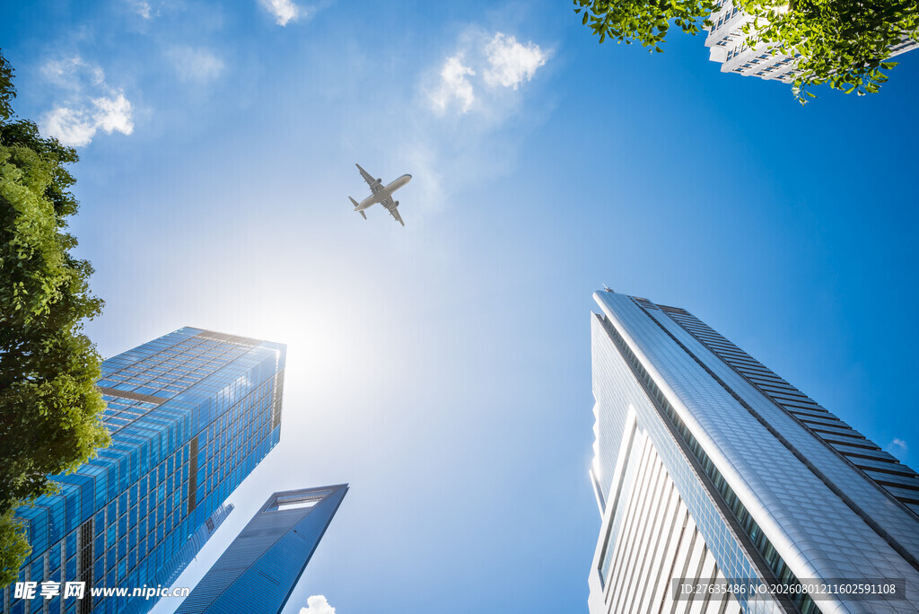 仰望城市上空的飞机