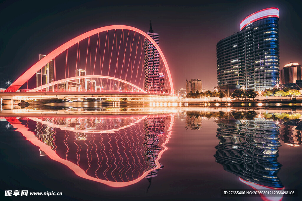 城市夜景中的绚丽桥梁倒影