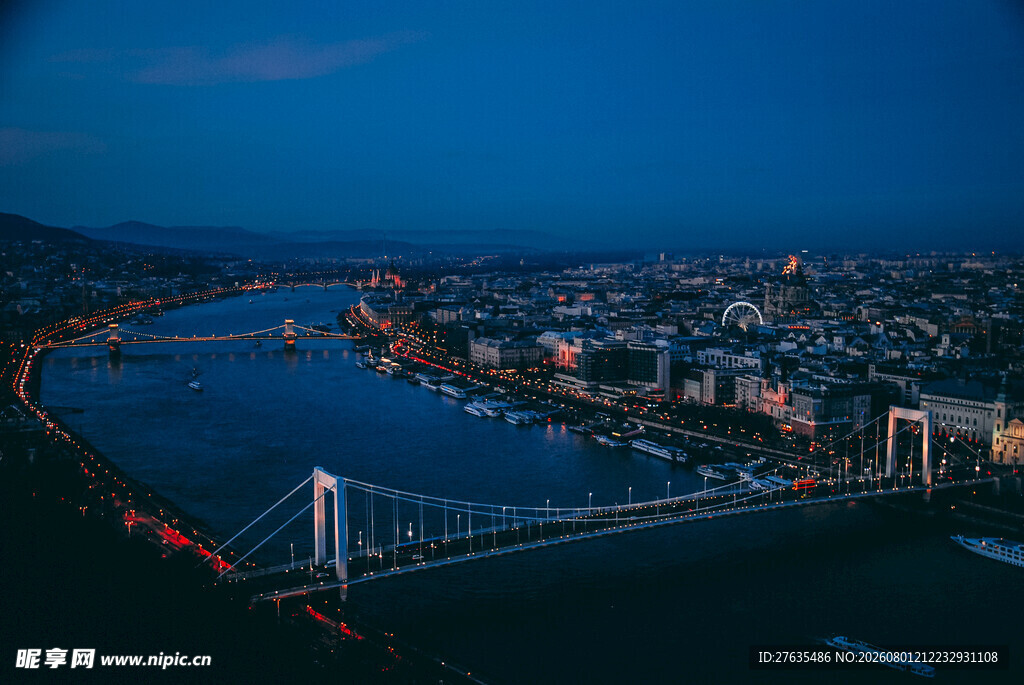 城市河畔夜景俯瞰图