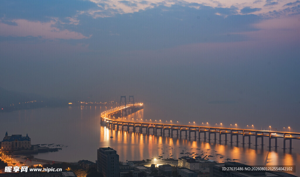 夜幕下璀璨的跨海大桥
