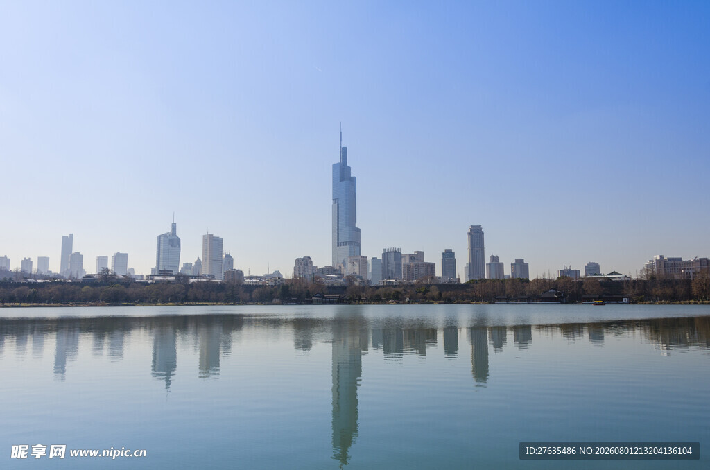 迪拜城市天际线与湖景倒影