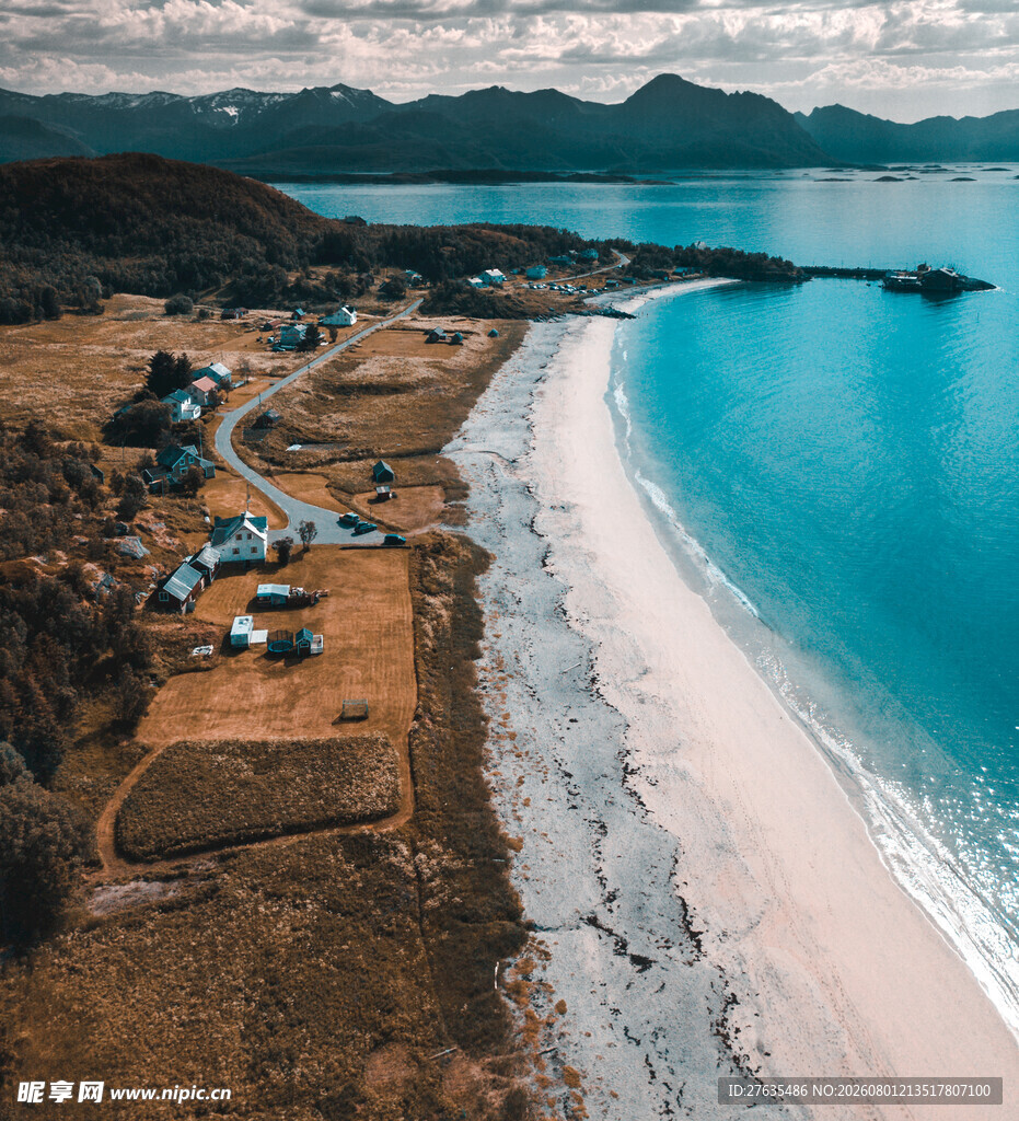 美丽海滨村落蓝白海岸线