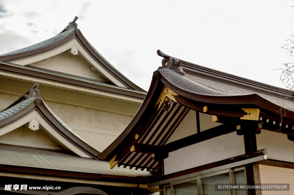 日式传统建筑屋顶特写