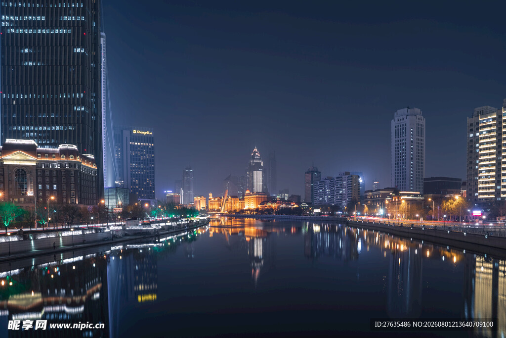 城市河畔璀璨夜景