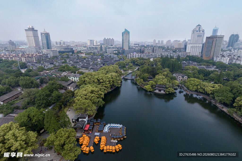 城市河畔风光俯瞰图